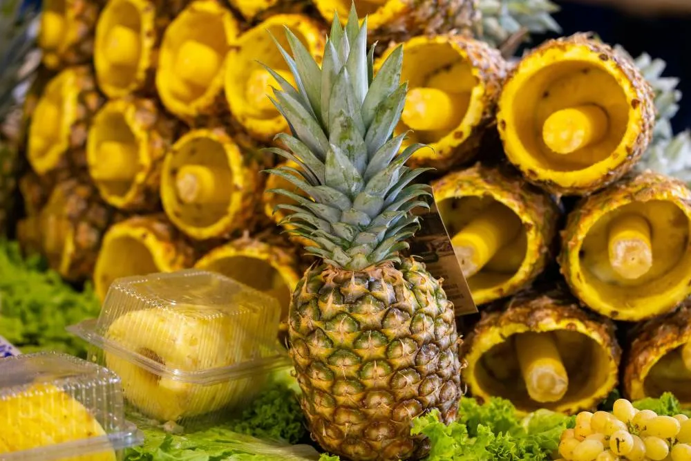 Pi&ntilde;a fresca entera frente a pi&ntilde;as vaciadas y fruta cortada