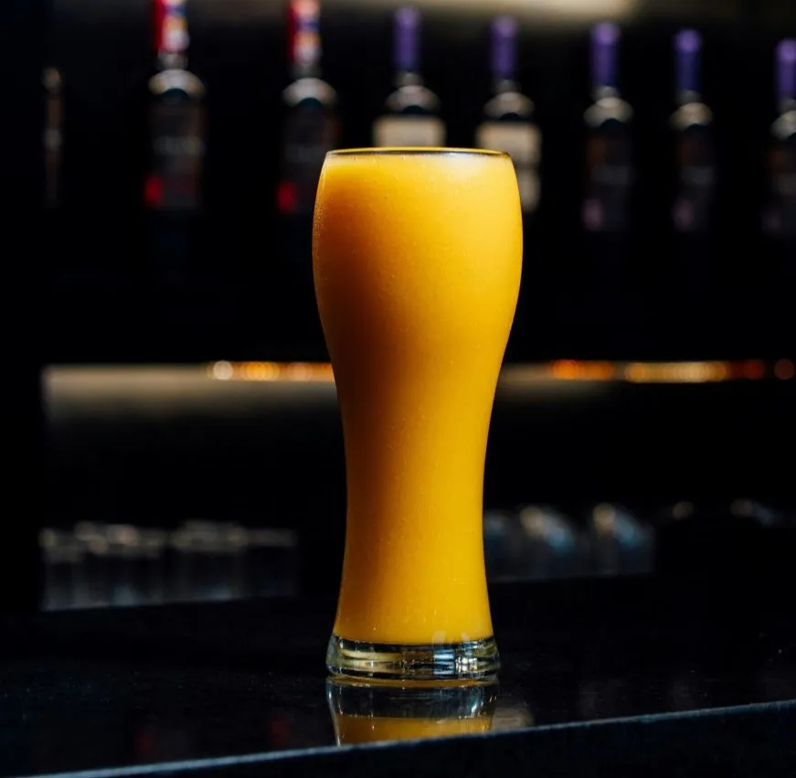 Zumo recién exprimido por una maquina de Zummo